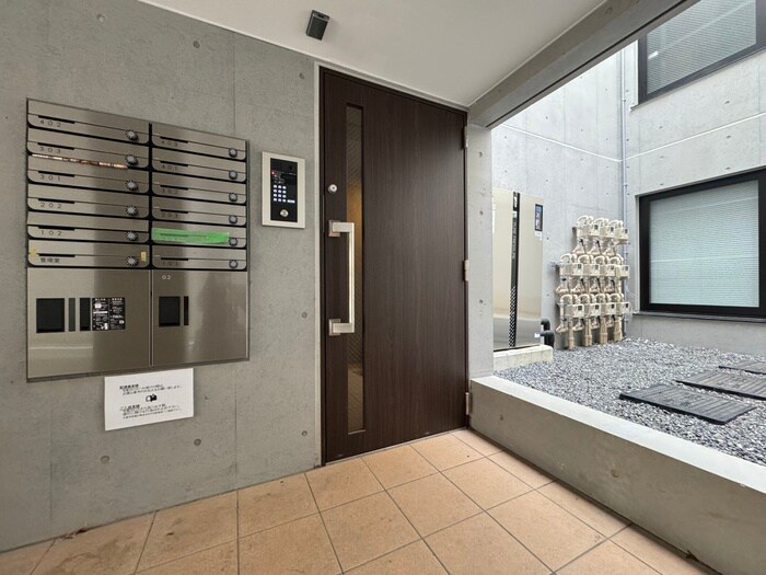 物件外観写真3　(エントランス部分)