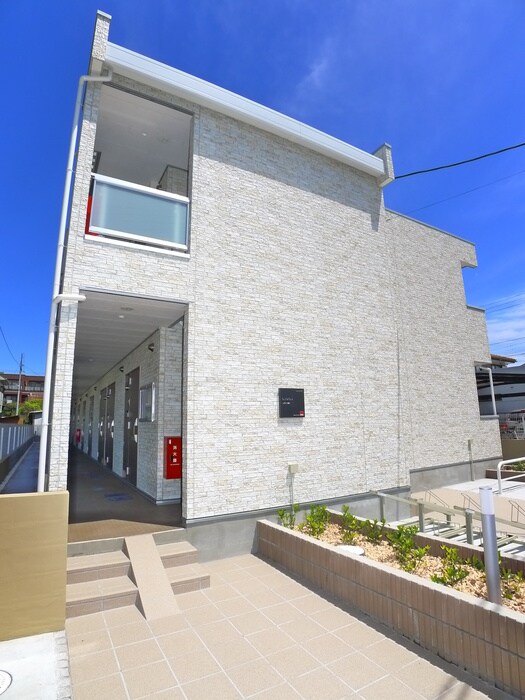 物件外観写真2　(エントランス部分)