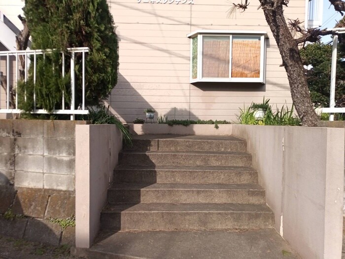 物件外観写真3　(エントランス部分)