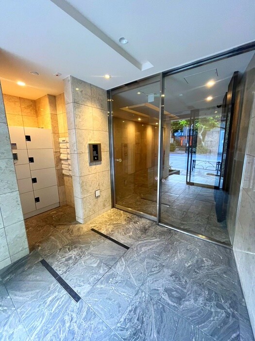 物件外観写真2　(エントランス部分)