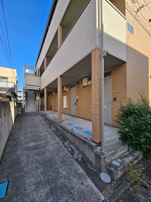 物件外観写真2　(エントランス部分)