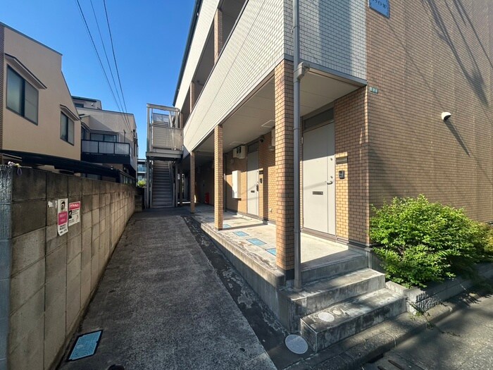 物件外観写真3　(エントランス部分)