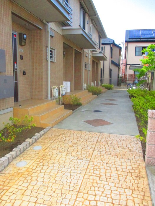 物件外観写真3　(エントランス部分)