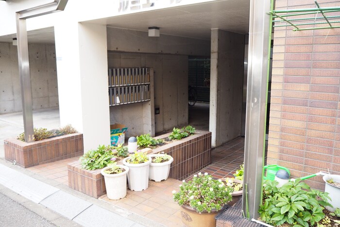 物件外観写真3　(エントランス部分)