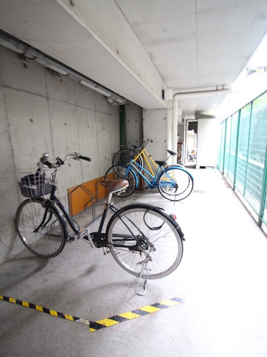 物件外観写真4　(駐輪場)