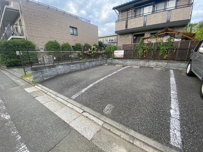 物件外観写真3　(駐車場)