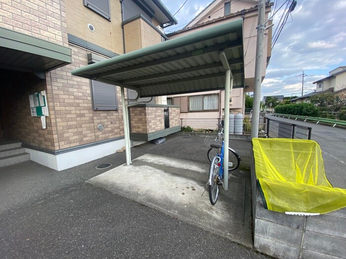 物件外観写真4　(駐輪場)