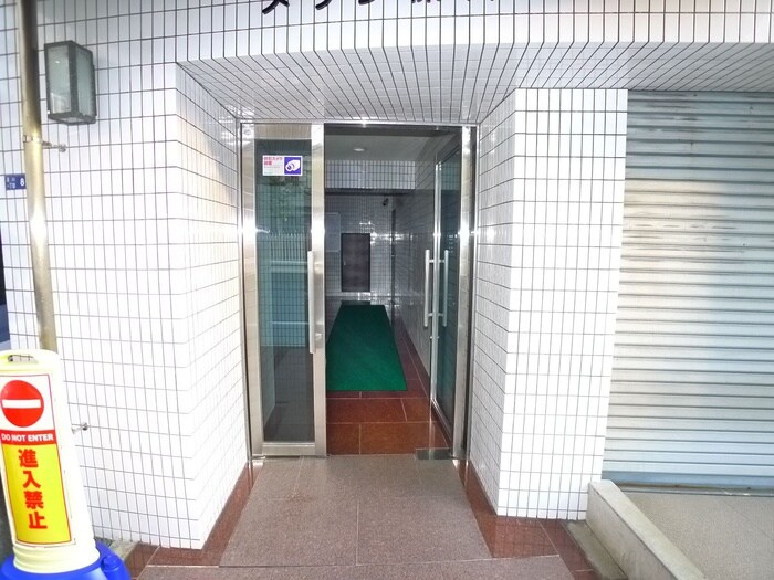 物件外観写真2　(エントランス部分)