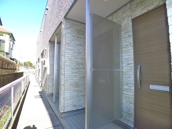 物件外観写真3　(エントランス部分)