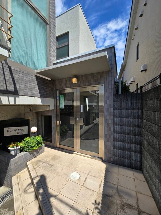 物件外観写真3　(エントランス部分)