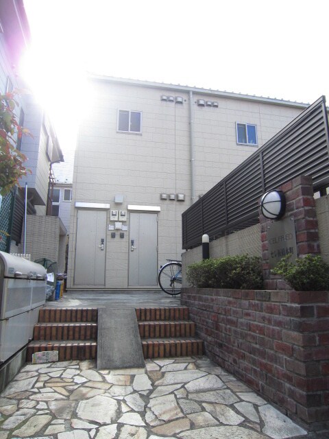 物件外観写真2　(エントランス部分)