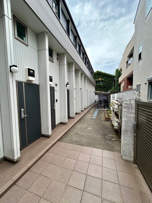 物件外観写真2　(エントランス部分)