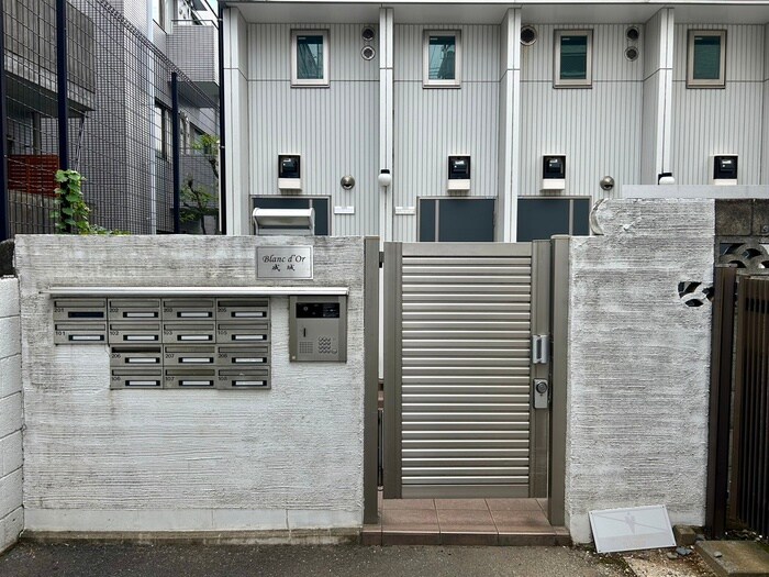 物件外観写真5　(エントランス部分)