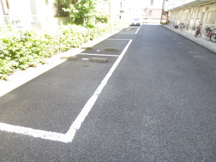 物件外観写真5　(駐車場)