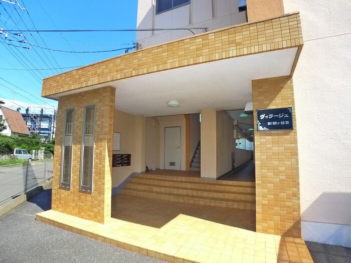 物件外観写真3　(エントランス部分)