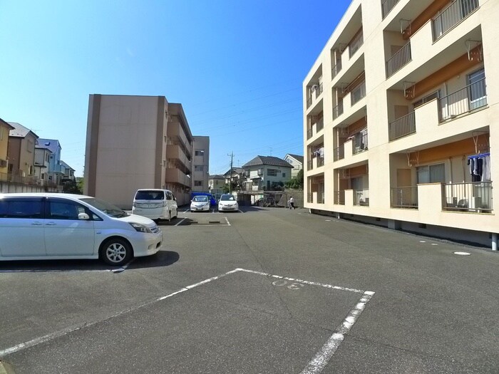 物件外観写真6　(駐車場)