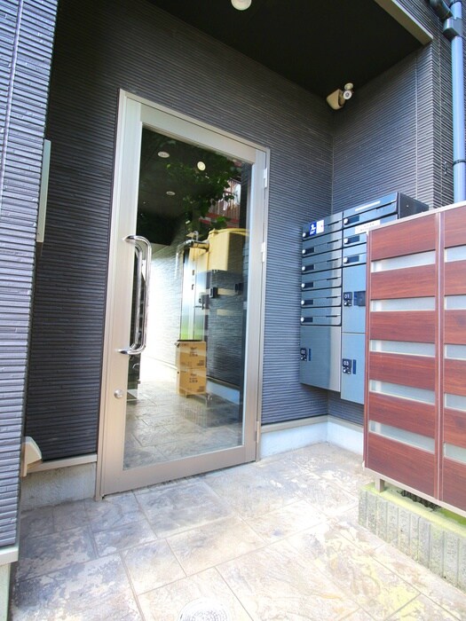 物件外観写真3　(エントランス部分)