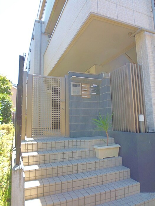 物件外観写真3　(エントランス部分)