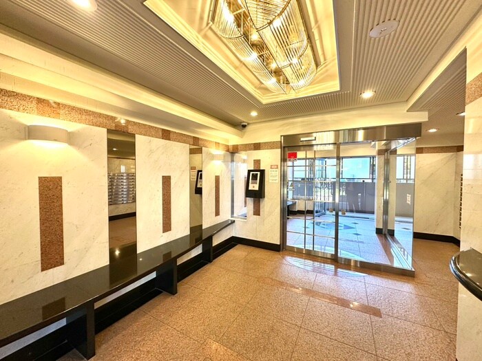 物件外観写真3　(エントランス部分)