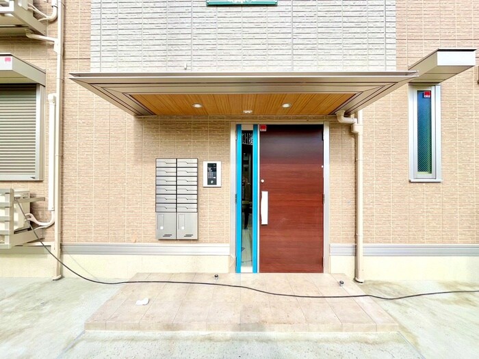 物件外観写真2　(エントランス部分)