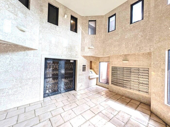 物件外観写真3　(エントランス部分)