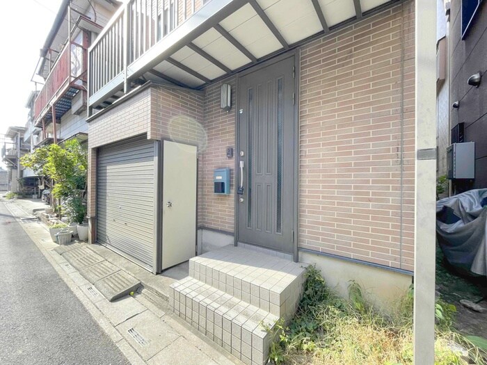 物件外観写真3　(エントランス部分)