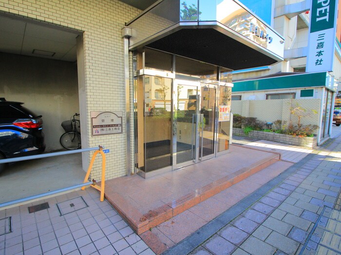 物件外観写真3　(エントランス部分)