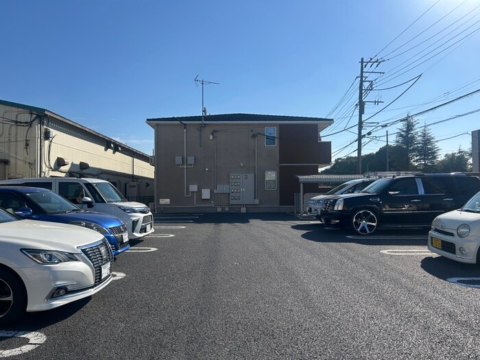 物件外観写真3　(駐車場)