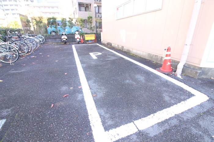物件外観写真6　(駐車場)