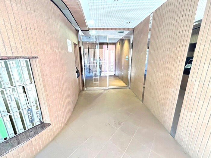 物件外観写真2　(エントランス部分)