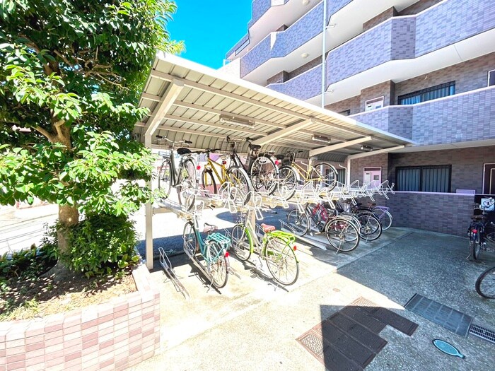 物件外観写真4　(駐輪場)