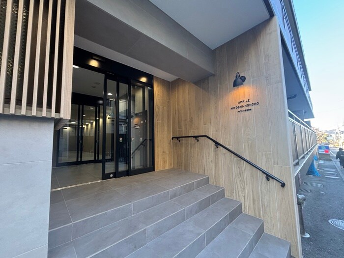 物件外観写真4　(エントランス部分)