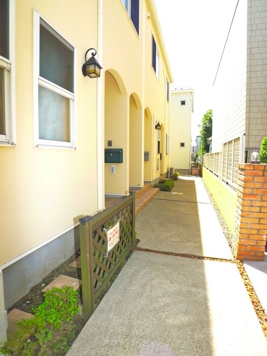 物件外観写真6　(エントランス部分)