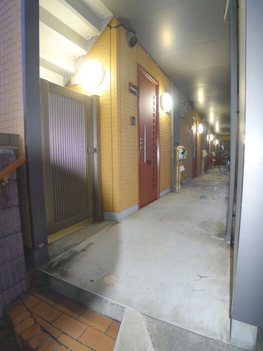 物件外観写真3　(エントランス部分)