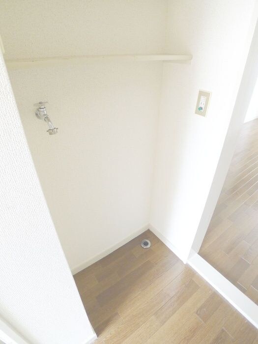 物件内観写真10　(洗濯機置場)