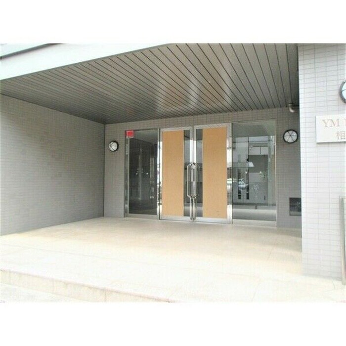 物件外観写真2　(エントランス部分)