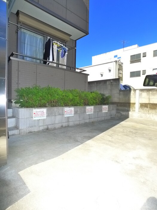 物件外観写真5　(バイク置き場)