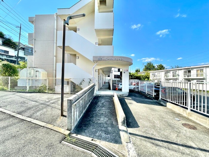 物件外観写真2　(エントランス部分)