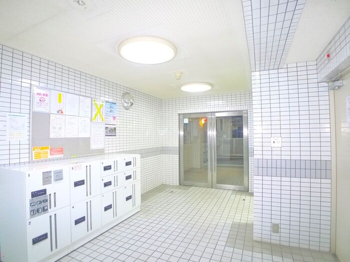 物件外観写真6　(エントランス部分)