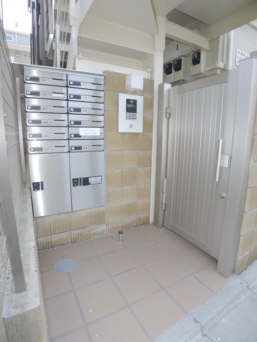 物件外観写真3　(エントランス部分)