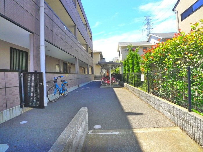 物件外観写真3　(駐輪場)