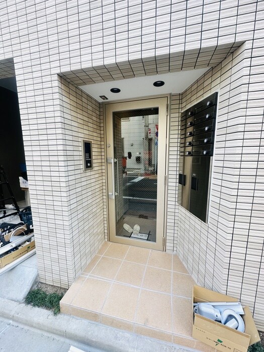 物件外観写真2　(エントランス部分)