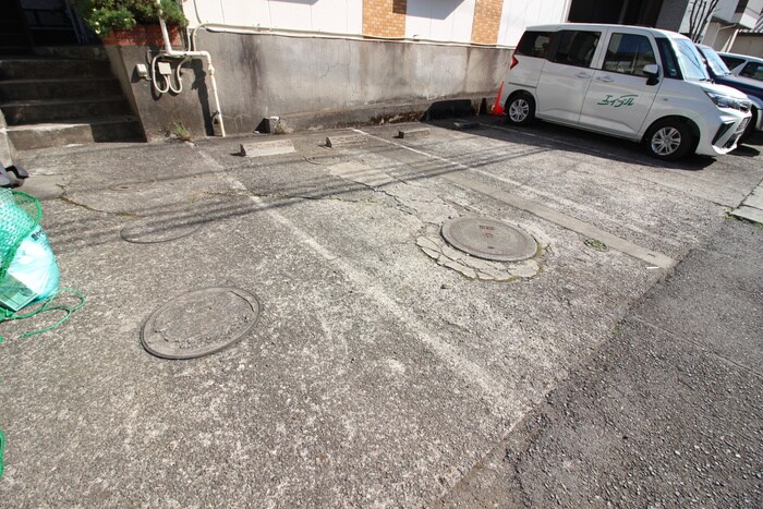 物件外観写真4　(駐車場)