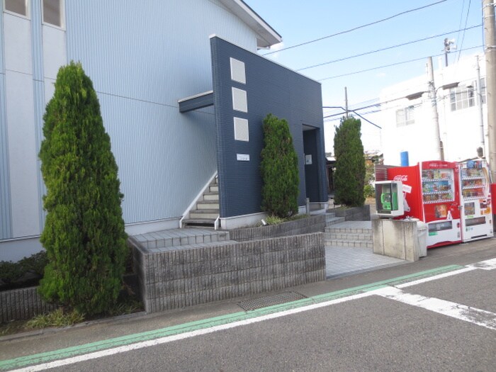 物件外観写真2　(エントランス部分)