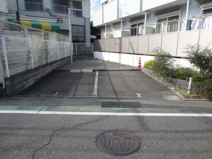 物件外観写真4　(駐車場)