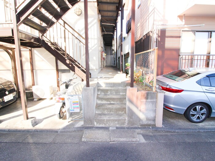 物件外観写真2　(エントランス部分)