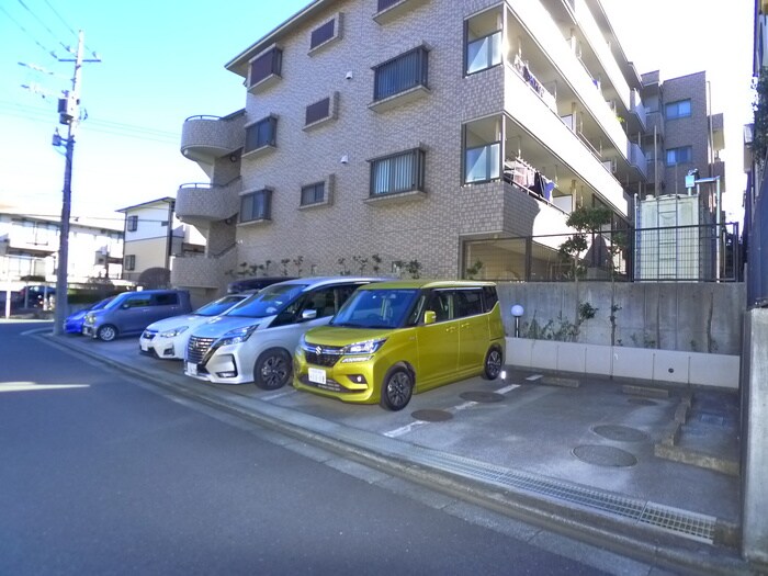 物件外観写真3　(駐車場)