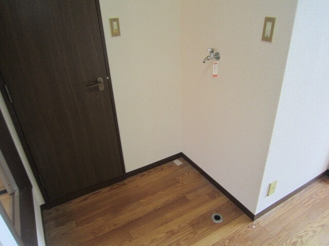 物件内観写真11　(洗濯機置場)