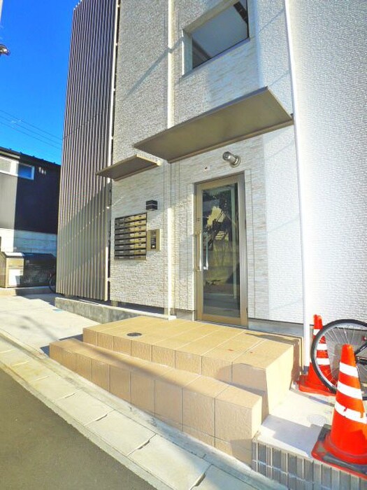 物件外観写真3　(エントランス部分)