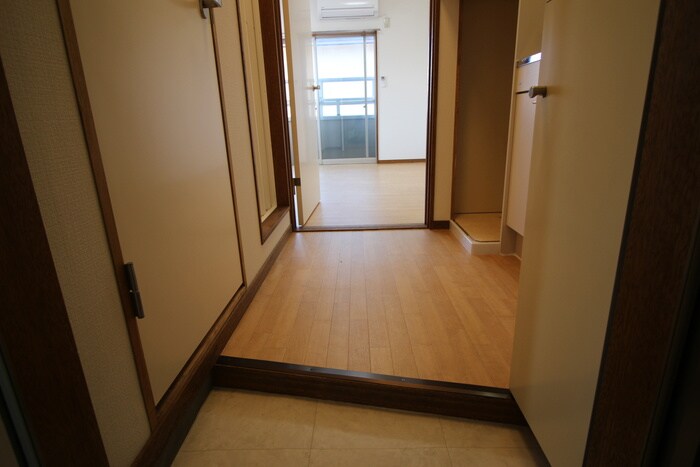物件内観写真9　(玄関)